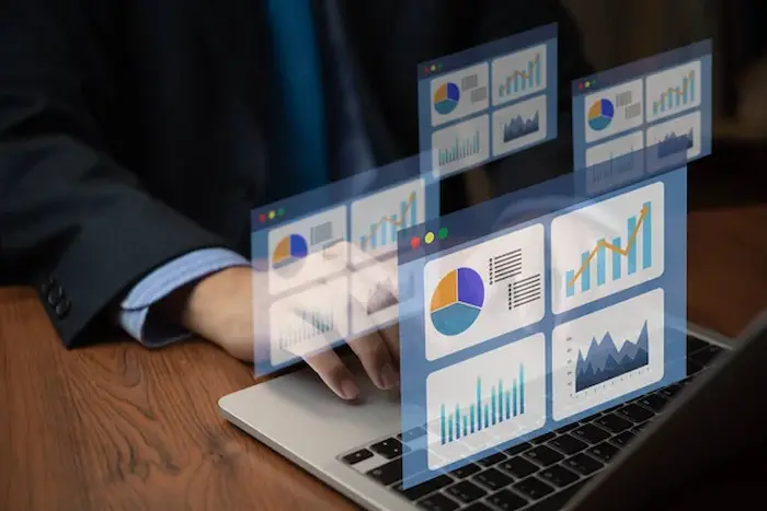Entorno de oficina con calculadoras y reportes